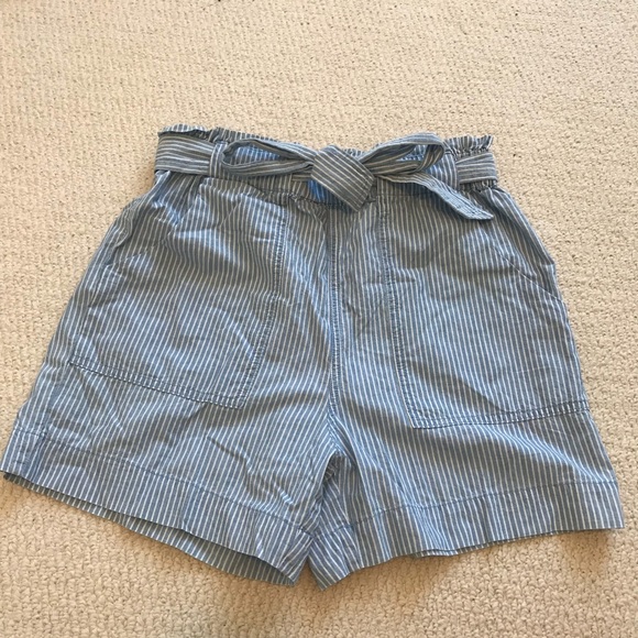 VeroModa High-Waisted Stripped Shorts - Picture 1 of 5